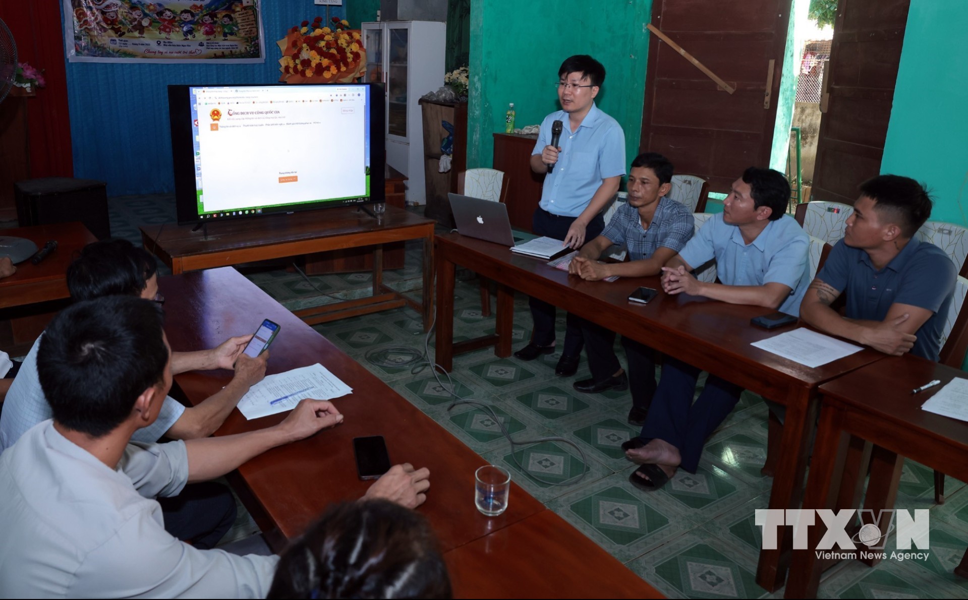 Một buổi hướng dẫn cho người dân ở xã Phong Nha về tiếp cận và sử dụng các trang thông tin. (Ảnh: Trần Việt/TTXVN)